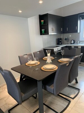 Apartment, 2 Bedrooms, Balcony, City View | Tempat makan