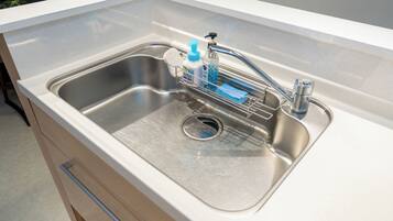 Familie appartement, meerdere bedden, niet-roken, op benedenverdieping | Privékeuken | Een koelkast, een magnetron, een kookplaat