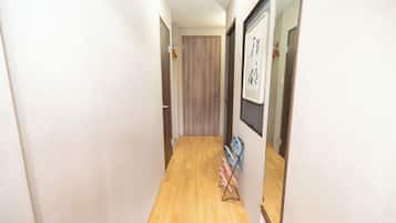 Family Apartment, Berbilang Katil, Non Smoking, Ground Floor | Dihias secara berasingan, dilengkapkan perabot secara berasingan, meja