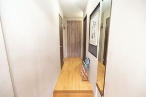 Departamento familiar, varias camas, para no fumadores, planta baja | 1 habitación, decoración personalizada, muebles diferentes y escritorio