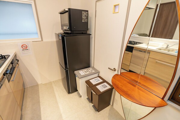 Familie appartement, meerdere bedden, niet-roken, op benedenverdieping | Privékeuken | Een koelkast, een magnetron, een kookplaat