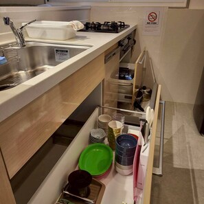 Apartamento familiar, varias camas, no fumadores, planta baja | Cocina privada | Frigorífico, microondas, placa de cocina y cafetera o tetera