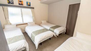 Individueel gedecoreerd, individueel gemeubileerd, een bureau