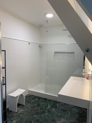 Haartrockner, Handtücher, Seife, Toilettenpapier
