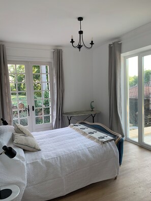 4 chambres, fer et planche à repasser, Wi-Fi, draps fournis