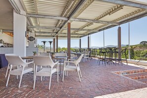 Outdoor dining - Winelands Golf Lodges 33 (Cape Town)