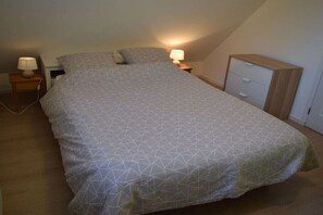2 bedrooms, iron/ironing board, internet, bed sheets