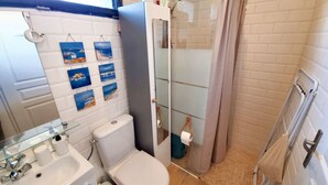 A bathroom with a toilet, sink, and glass shower enclosure. - Cosy, fully-equipped Tiny House - private garden (Castanet-Tolosan)