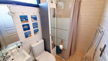 Douche, sĂšche-cheveux, serviettes fournies, savon