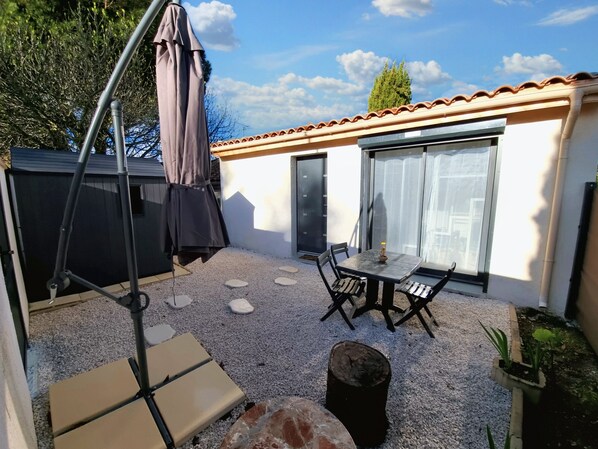 Outdoor dining - Cosy, fully-equipped Tiny House - private garden (Castanet-Tolosan)