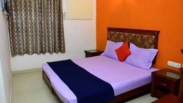 Desk, laptop workspace, free WiFi