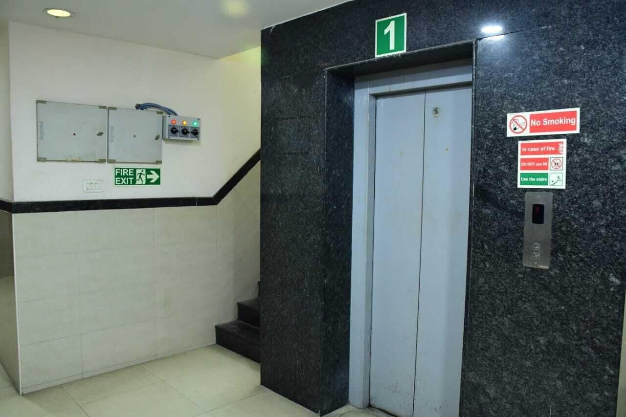 Escritorio, espacio para trabajar con laptop y wifi gratis 