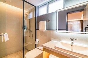 Habitación cuádruple familiar, vista al patio | Baño | Regadera, amenidades de baño gratuitas, secadora de cabello, toallas