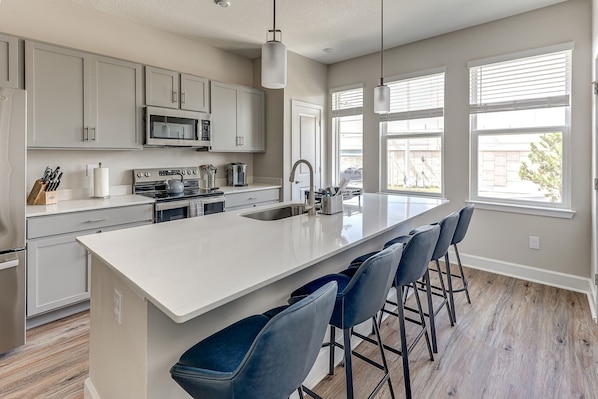 Jääkaappi, mikroaaltouuni, uuni, liesi