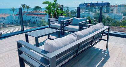 Luxury penthouse on the beach with pool - holaVivienda