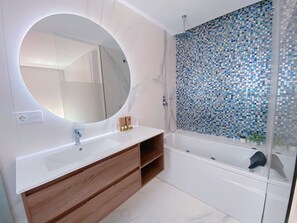 Douche, baignoire à jets, sèche-cheveux, serviettes fournies