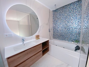 Shower, jetted tub, hair dryer, towels
