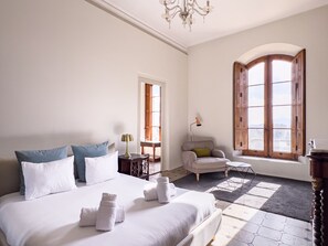 12 bedrooms, travel cot, free WiFi, bed sheets