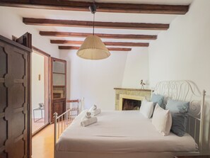 5 bedrooms, travel cot, free WiFi, bed sheets