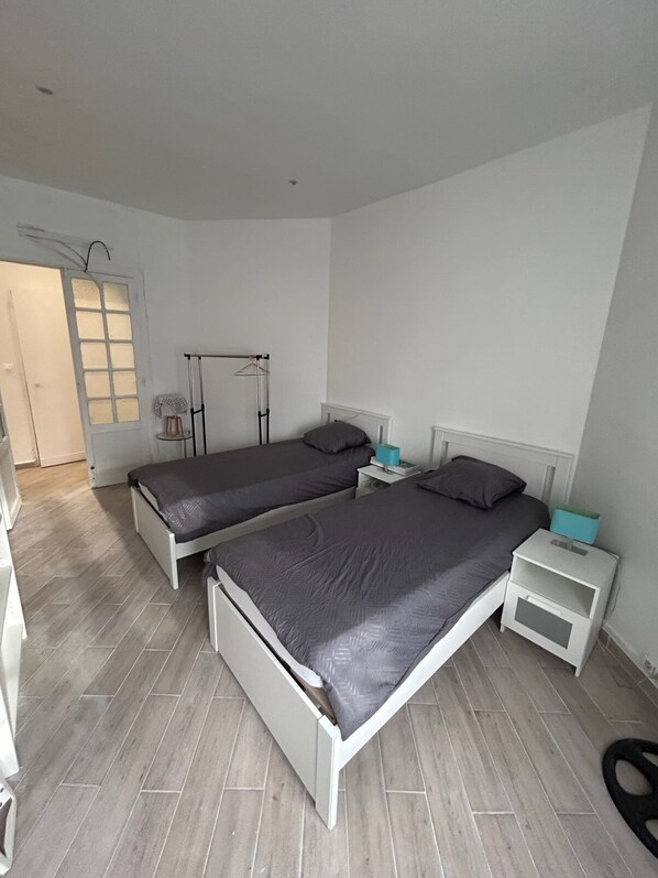 2 habitaciones, tabla de planchar con plancha, wifi y ropa de cama 