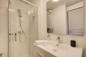 Douche, sèche-cheveux