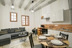 Interior - The cabin: In the shade of old beams (Tours)