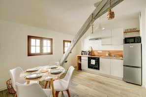 Fridge, microwave, oven, coffee/tea maker - Le Belvédère: A meeting place for friends (Tours)