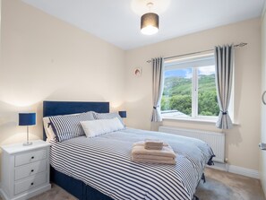 4 habitaciones, tabla de planchar con plancha y cuna de viaje 