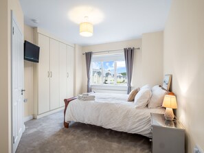 4 bedrooms, iron/ironing board, free WiFi, bed sheets