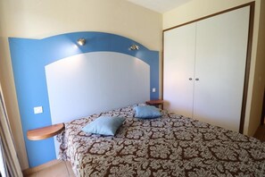 1 dormitori i planxa i posts de planxar