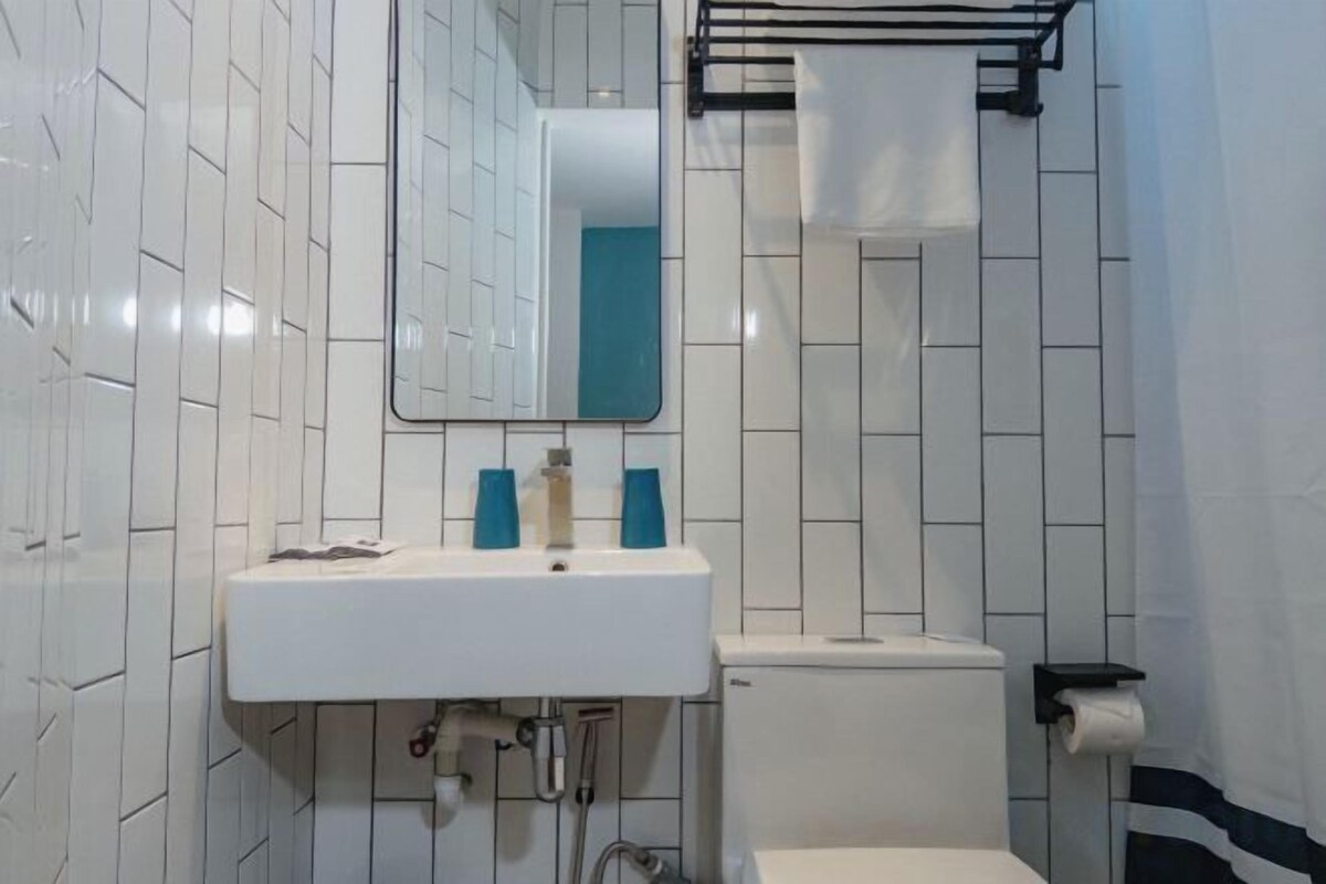 Baño | Regadera, bidet, toallas, shampoo