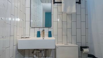 Deluxe Double Room, City View | Bathroom | Shower, towels, shampoo, toilet paper