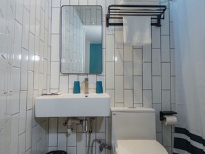 Deluxe-Doppelzimmer, Stadtblick | Badezimmer | Dusche, Handtücher, Shampoo, Toilettenpapier