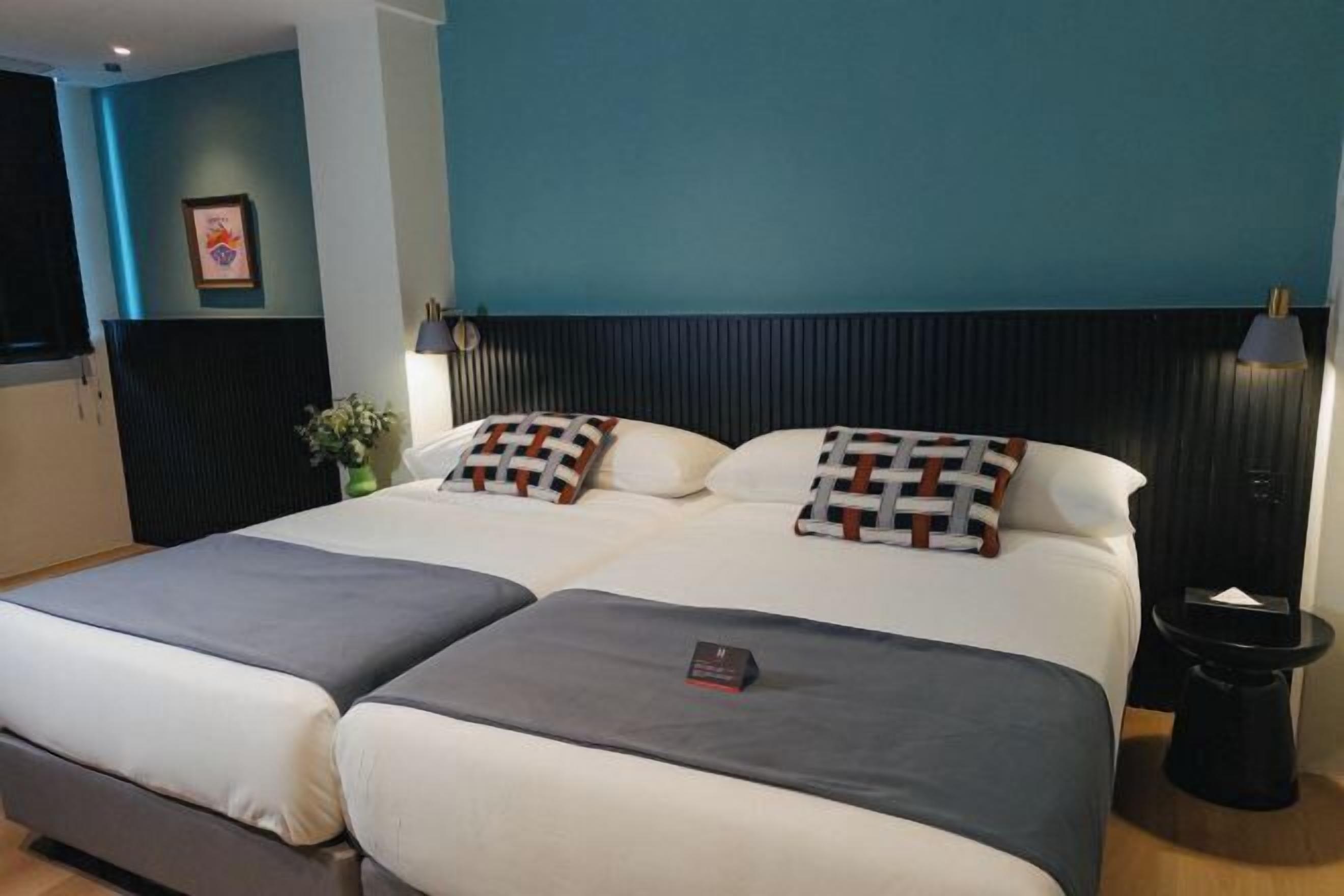 Een bureau, een laptopwerkplek, een strijkplank/strijkijzer, gratis wifi