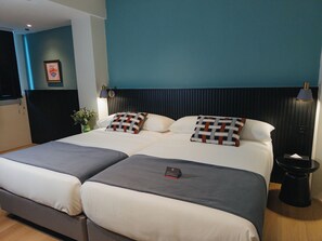 Deluxe-Zweibettzimmer, Stadtblick | Schreibtisch, laptopgeeigneter Arbeitsplatz, Bügeleisen/Bügelbrett