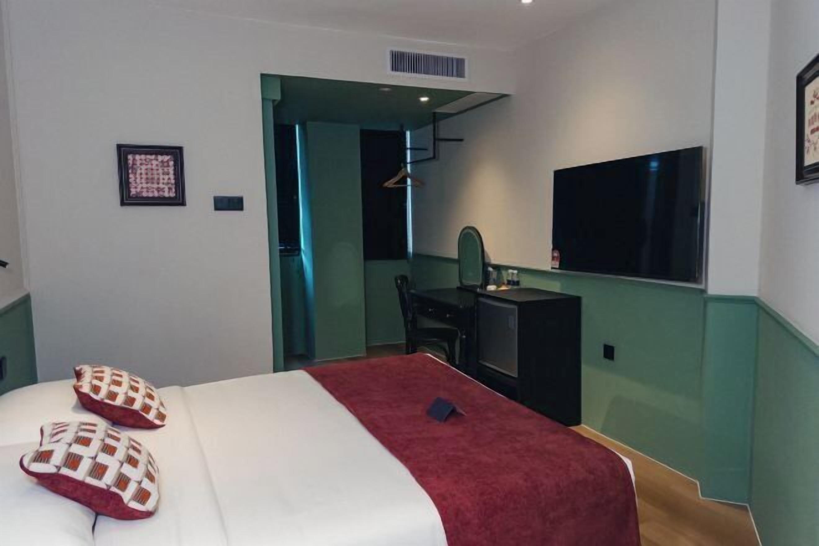 Een bureau, een laptopwerkplek, een strijkplank/strijkijzer, gratis wifi