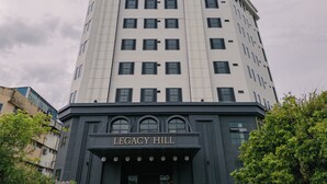 A tall building with the name "Legacy Hill" on the facade. - Legacy Hill Hotel (Kuching)