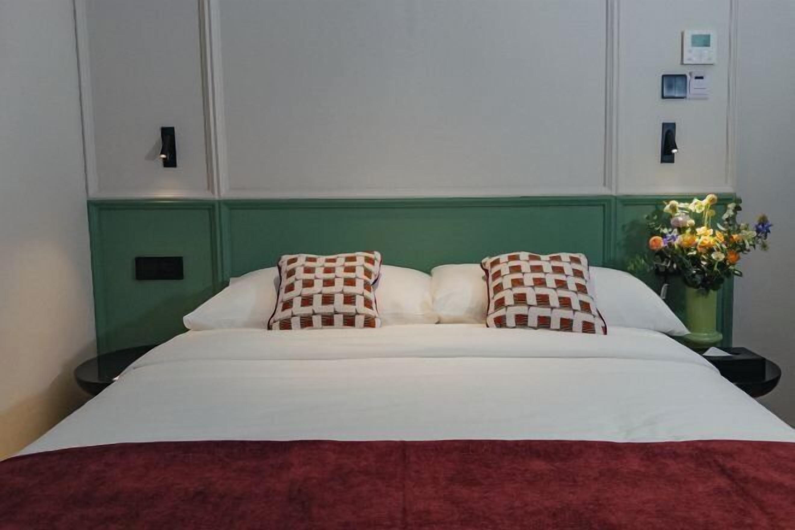 Een bureau, een laptopwerkplek, een strijkplank/strijkijzer, gratis wifi