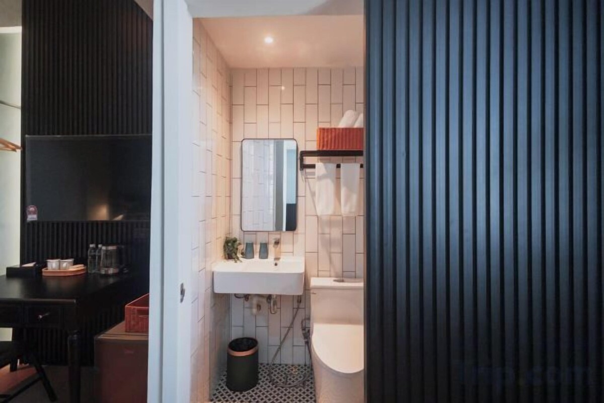 Baño | Regadera, bidet, toallas, shampoo