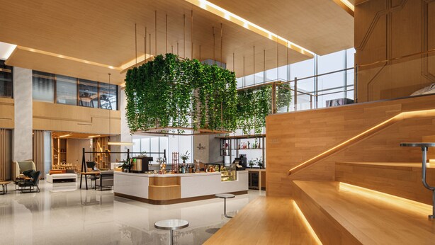 Un intérieur moderne avec un bar central, un plancher en bois et un jardin vertical verdoyant.