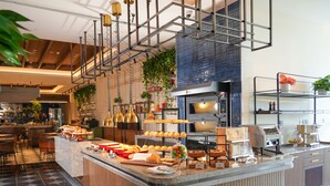 Un bar à petit-déjeuner moderne proposant une variété de viennoiseries et une machine à café.