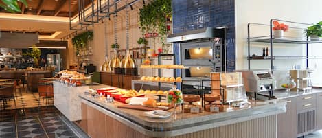Daily buffet breakfast (CNY 128 per person)