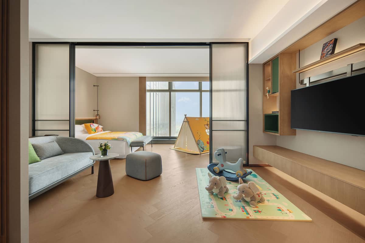 Familien-Suite, Stadtblick | 1 Schlafzimmer, Verdunkelungsvorhänge, Bügeleisen/Bügelbrett