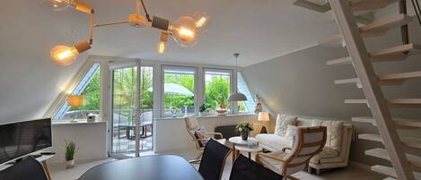 Een televisie en een stereo