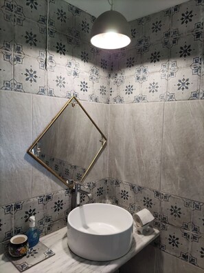 Ducha, secador de pelo, toallas y jabón