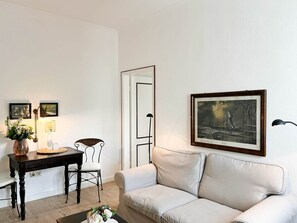 Unclassified image, 4 of 18, button