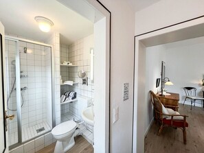 Sèche-cheveux, serviettes fournies