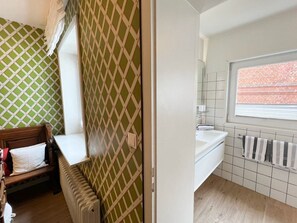 Shower, hair dryer, towels - House Friesland - Apartment 1 - An urban villa with spacious and tasteful (Sylt)