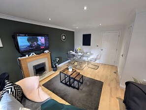 House | Living area | Fireplace - Bilston 3-bed Town House, Sleeps 9 - Groups (Bilston)