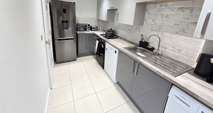 Bilston 3-bed Town House, Sleeps 9 - Groups